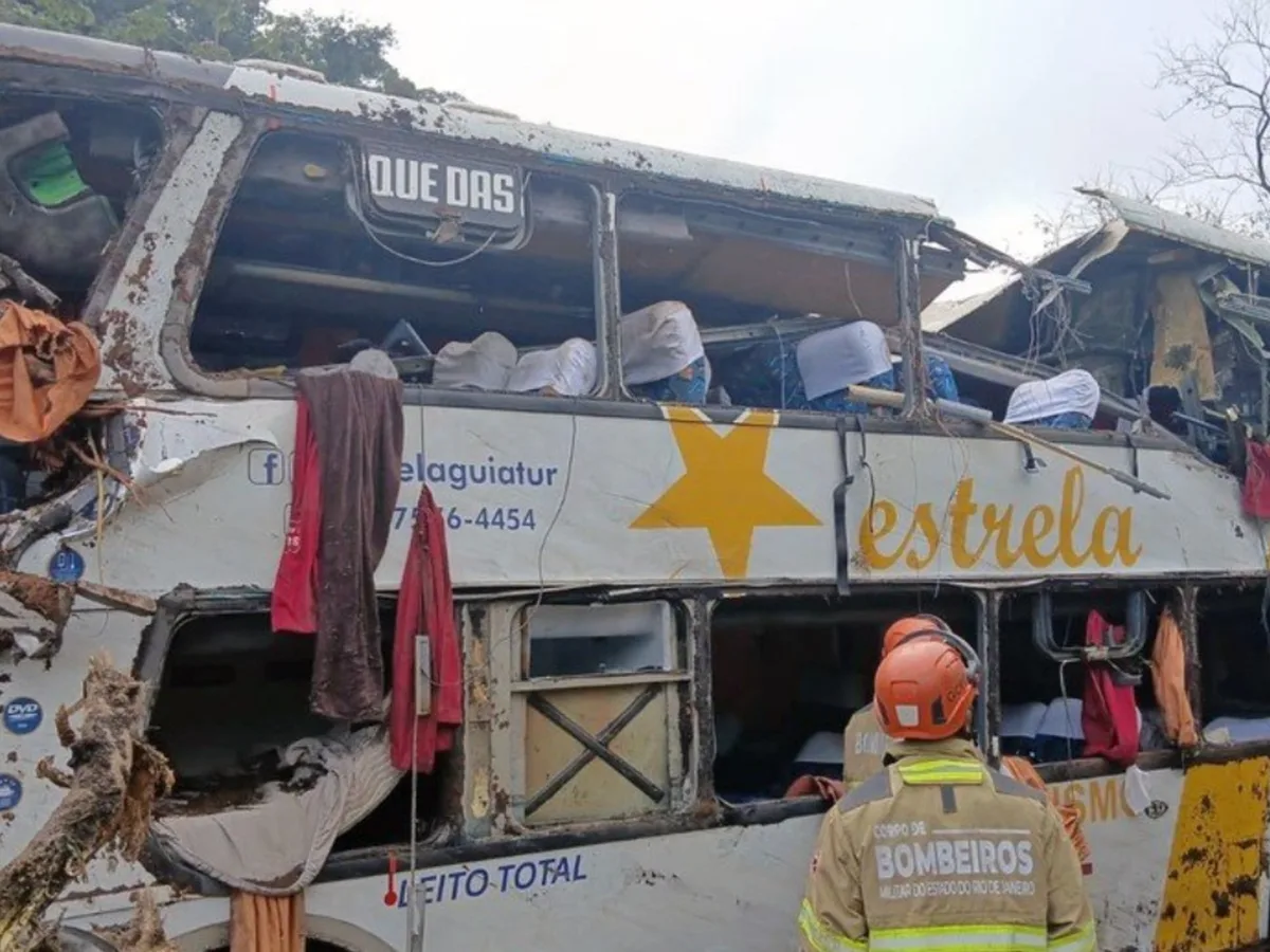 Tragedia en Brasil: 10 muertos al volcar un micro clandestino en Río de Janeiro
