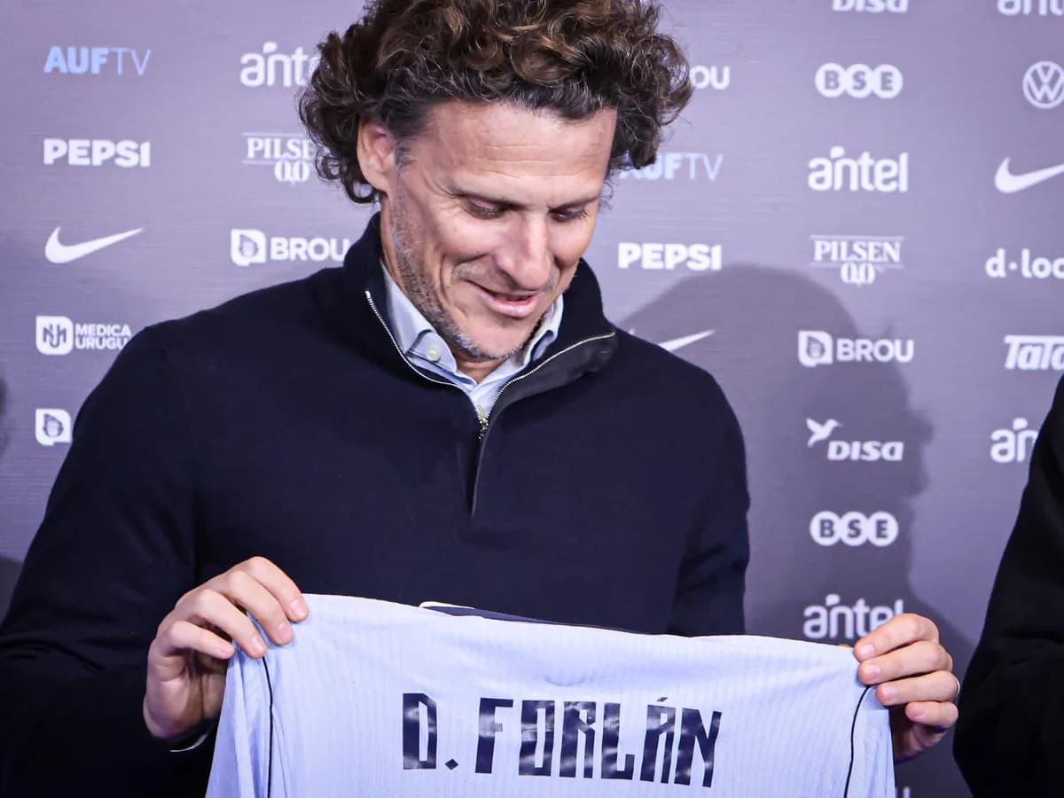 Diego Forlán asumió como DT interino de Uruguay y reabrió la puerta a Luis Suárez