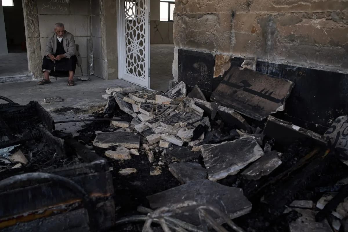 Incendian dos mezquitas en Cisjordania y se recrudece la violencia entre colonos y palestinos