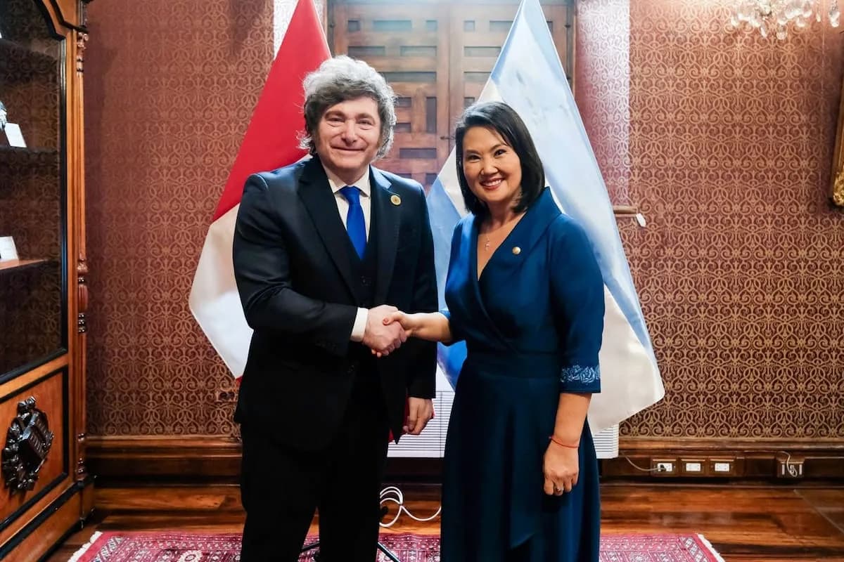 Milei viajó a Perú para la asunción de Keiko Fujimori y evitó contacto con el canciller de Brasil