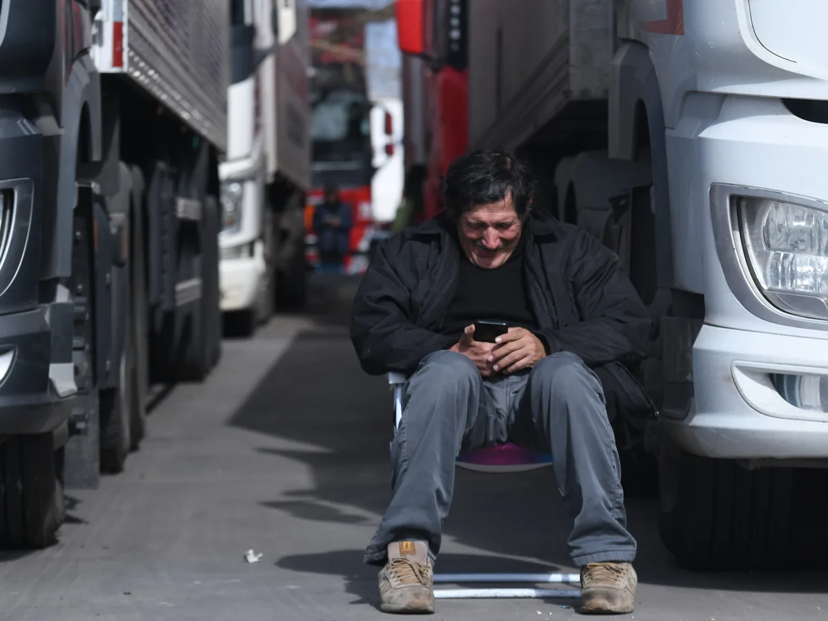 Choferes varados 34 días en Mendoza esperan la apertura del paso a Chile