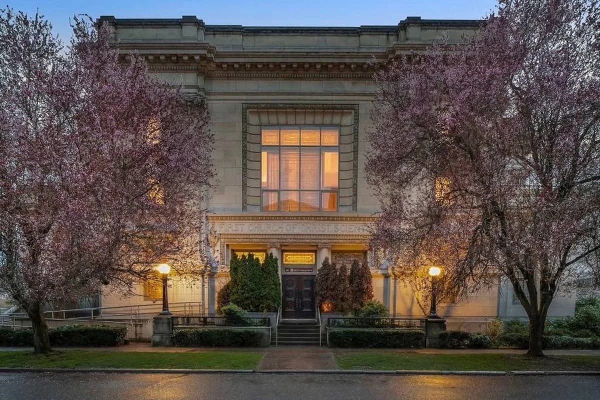 Una iglesia de 1900 en Seattle convertida en 12 casas: así es vivir en un monumento histórico