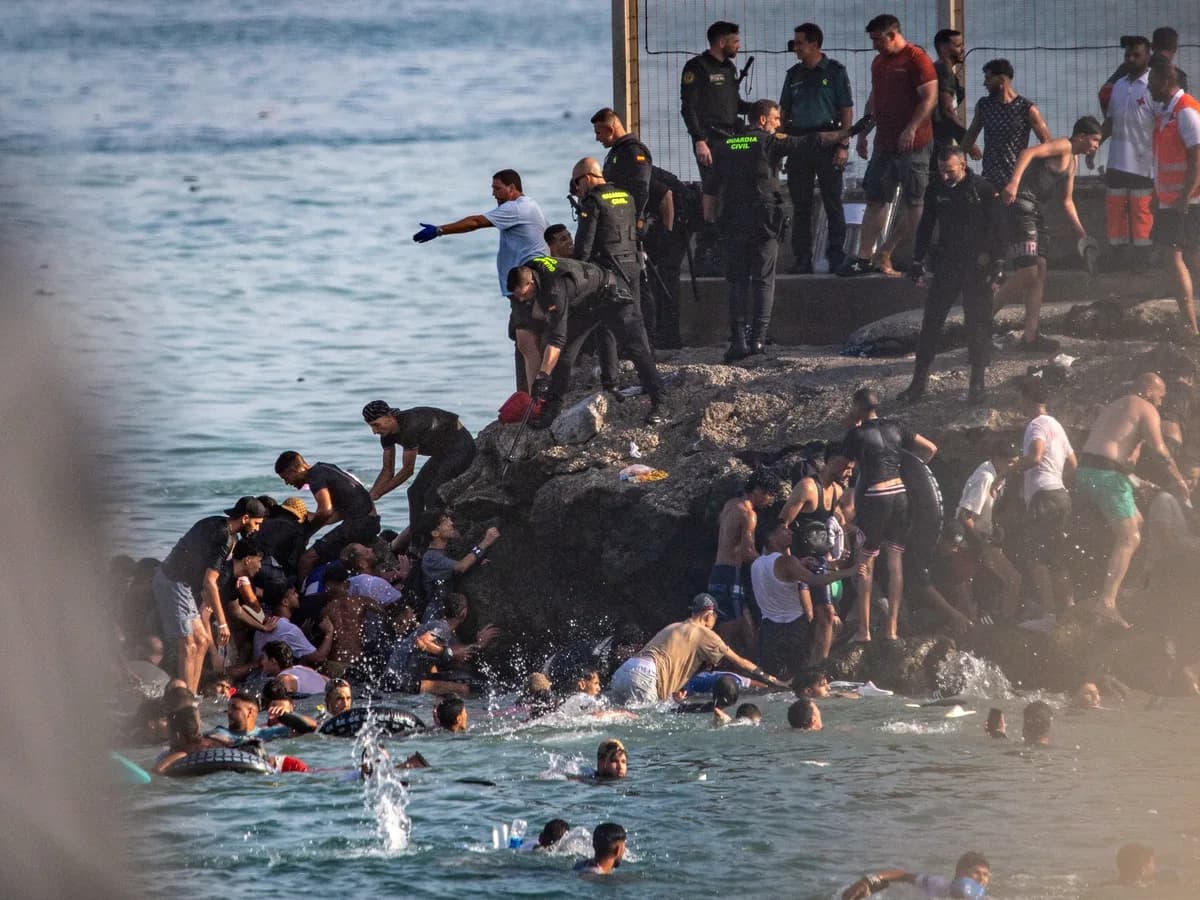 Miles de migrantes ingresan a Ceuta desde Marruecos: el gobierno español envía al Ejército