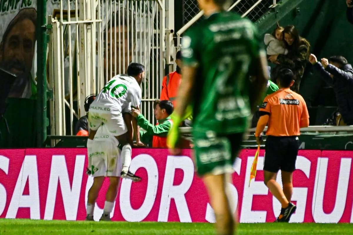 Banfield venció a Sarmiento con suspenso en un partido lleno de errores