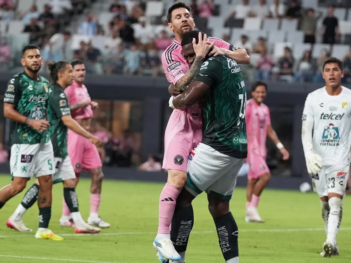 El gesto de Romaña con Messi tras la muerte de su padre: pésame y abrazo en pleno partido