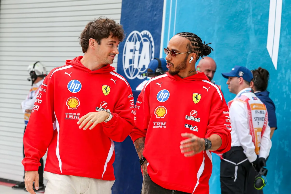 Hamilton sonríe en Ferrari; Leclerc sufrió uno de sus peores fines de semana en la F.1