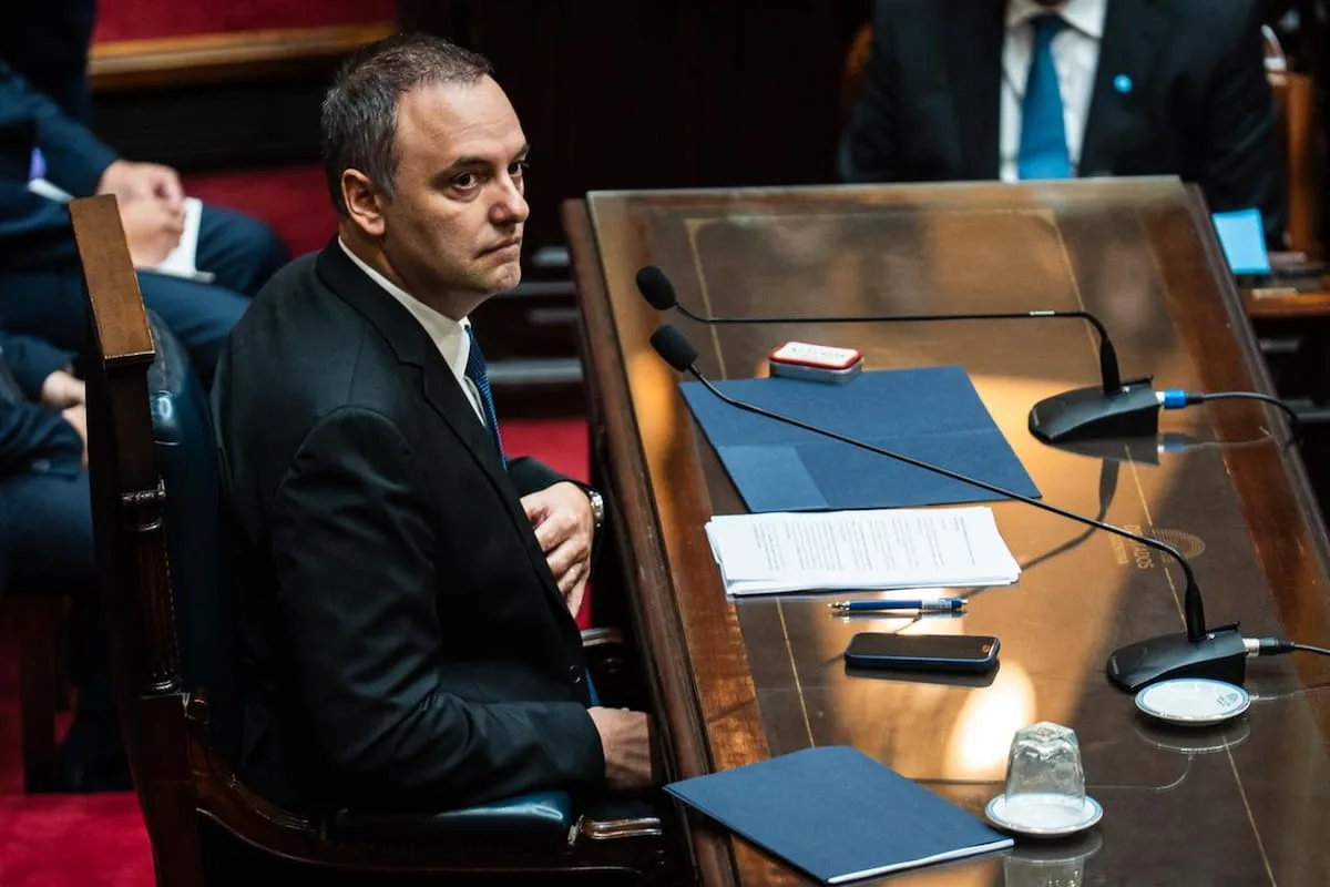 Adorni expone en Diputados: "solo nos debemos a la gente común" y elude preguntas sobre su patrimonio