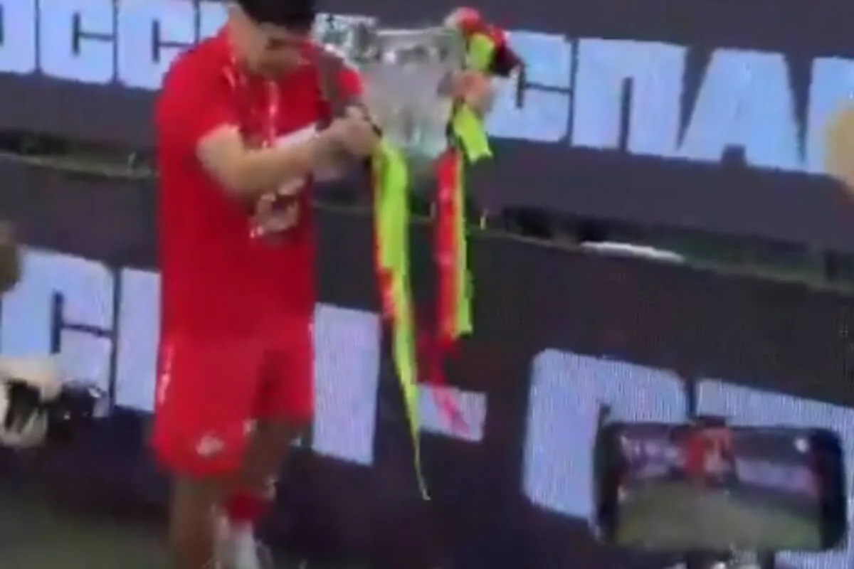 Pablo Solari rompió el trofeo de la Copa de Rusia en plena celebración