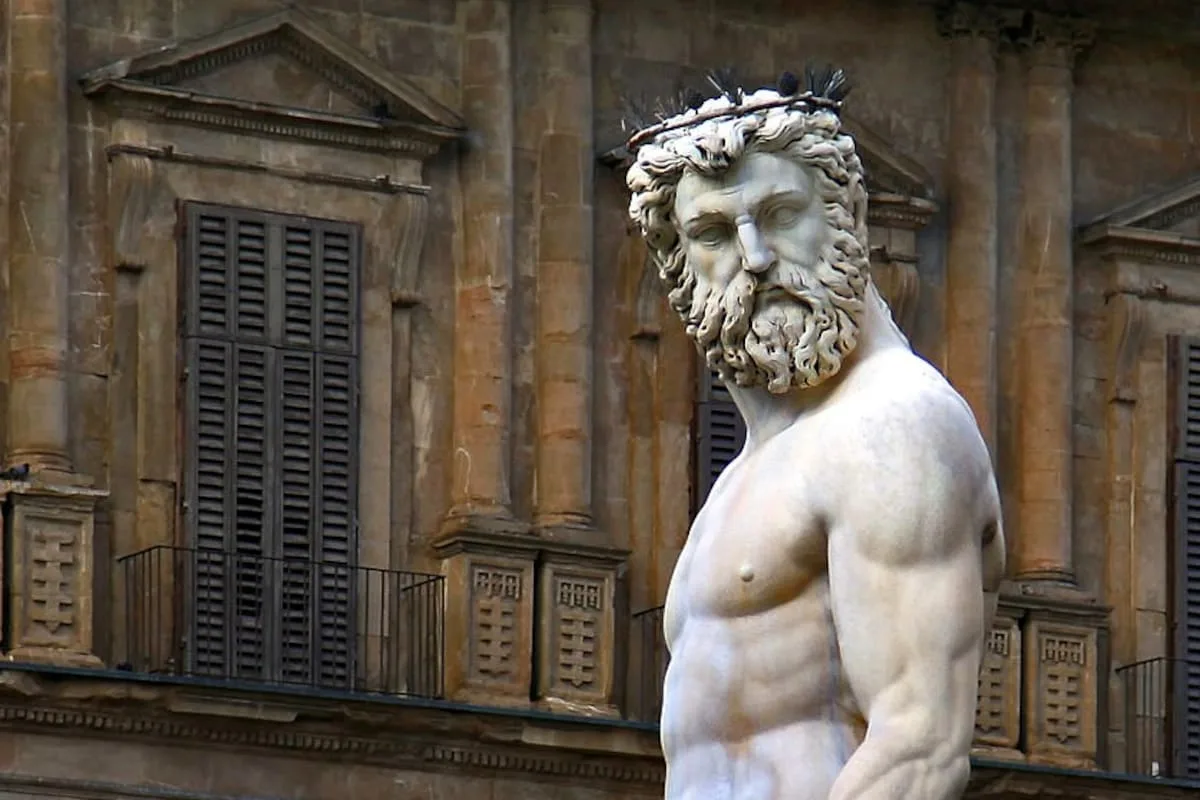 Una turista dañó la Fuente de Neptuno en Florencia por un reto viral