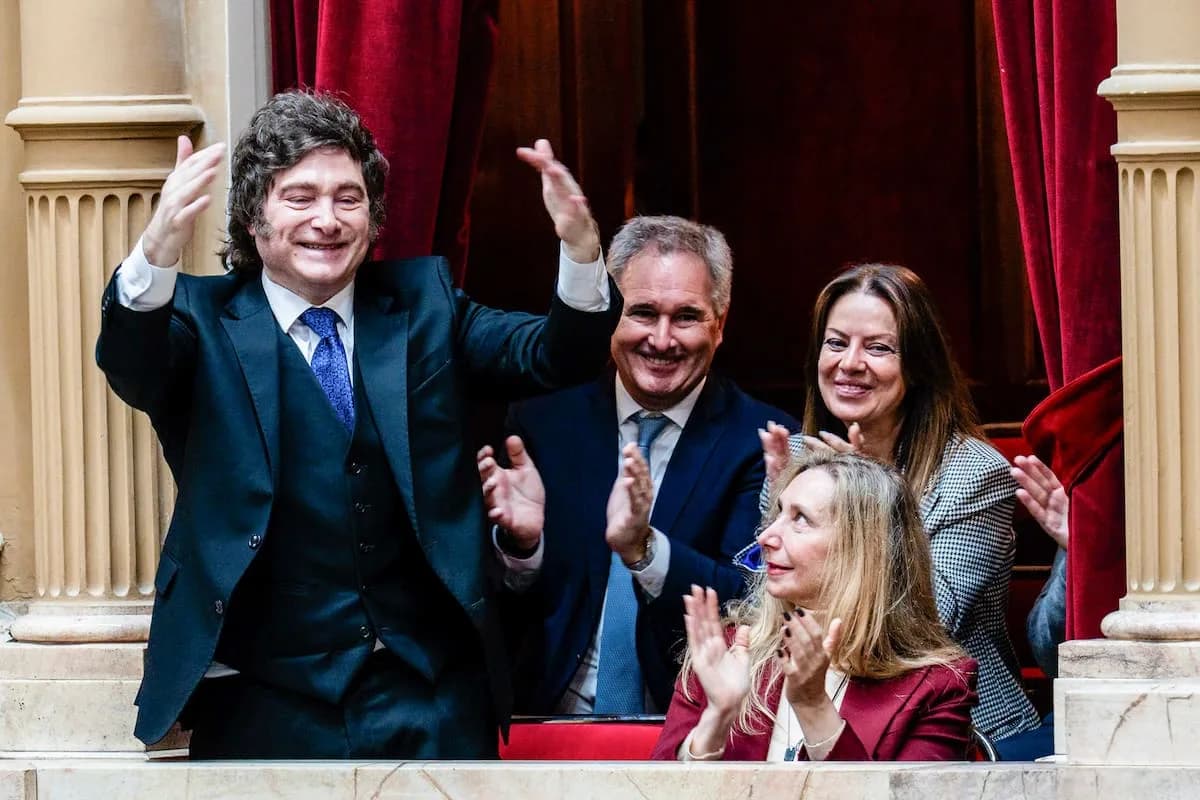Milei respalda a Adorni en Diputados con gestos provocadores y un acto de campaña