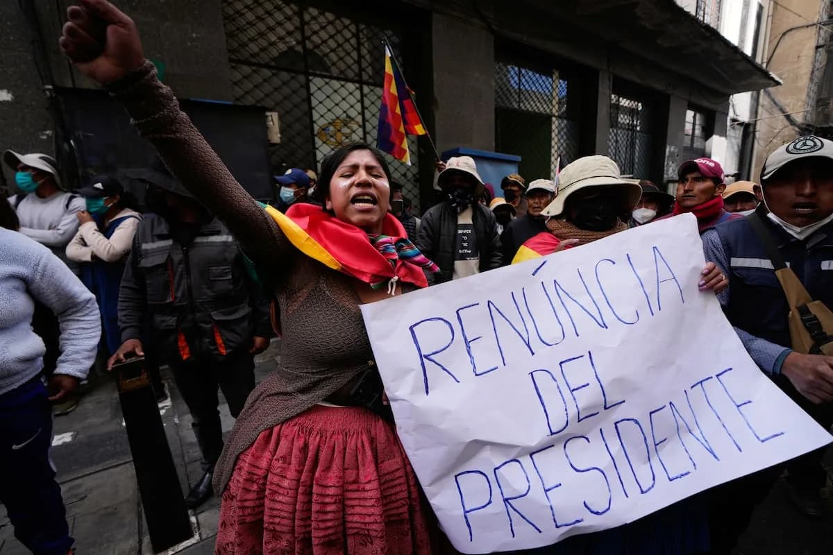 Bolivia: marcan a la gente en las filas para vender nafta, huevos y pollo
