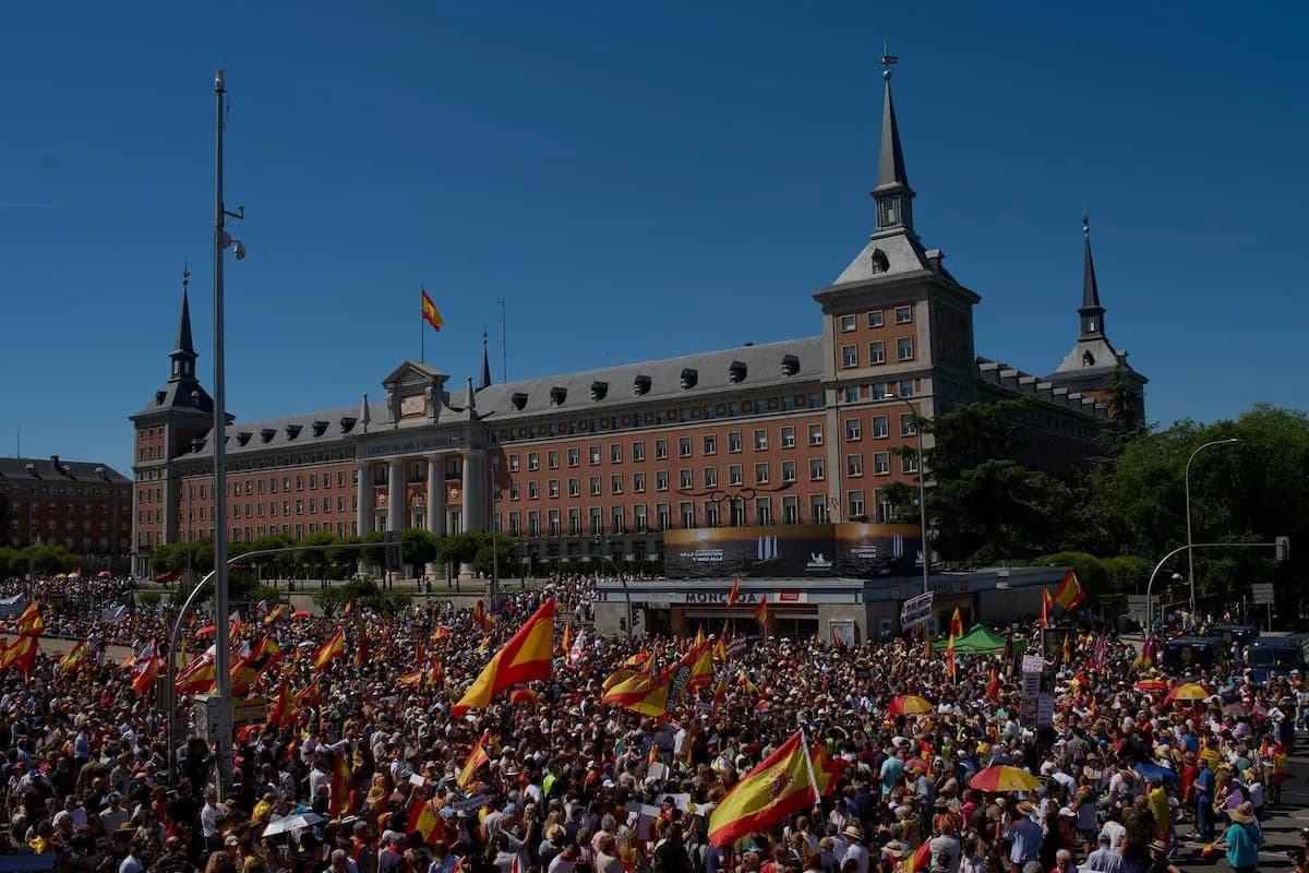 Más de 120.000 personas marcharon en Madrid para pedir la renuncia de Sánchez