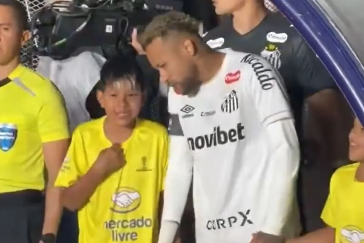 Neymar consoló a un niño que lloraba antes de ingresar a la cancha de San Lorenzo