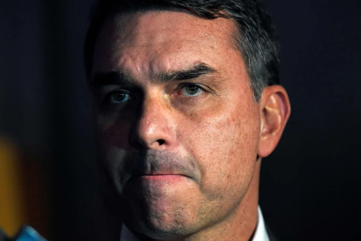 Flavio Bolsonaro destituye a su jefe de campaña en medio del escándalo por vínculos con banquero