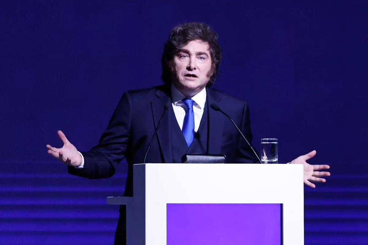 Crítica al gobierno Milei: análisis de su relación con el periodismo y la democracia