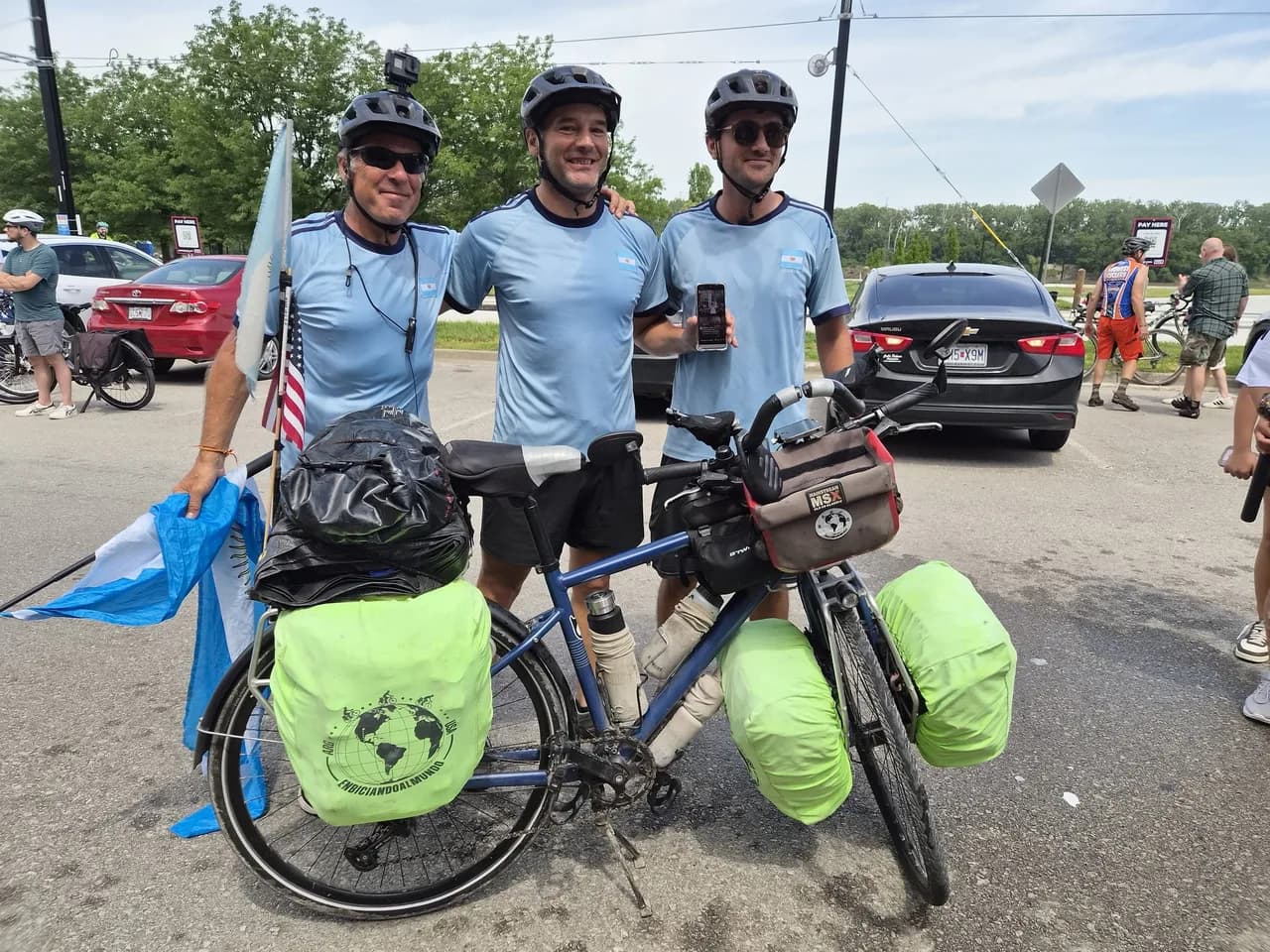 Tres argentinos llegaron en bicicleta a Kansas City para alentar a la Selección en el Mundial 2026