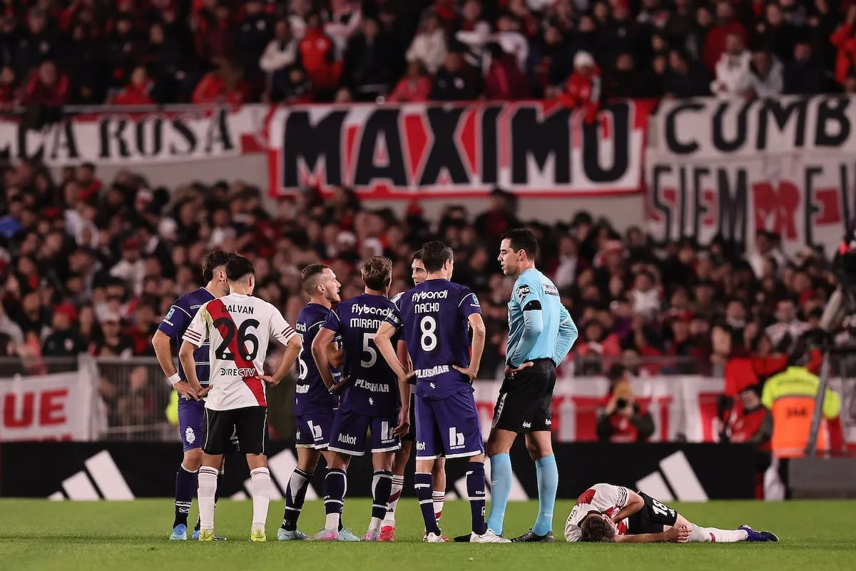 Miramón en la polémica: empujó al árbitro y golpeó a Viña en el triunfo de River