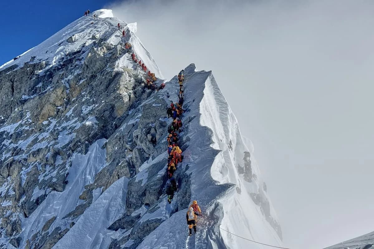 Guías nepalíes reabrieron la ruta del Everest bloqueada por una masa de hielo