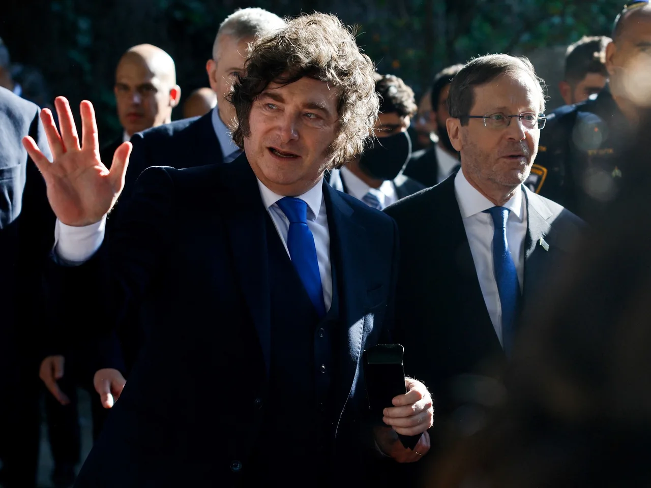 Milei anticipó que la inflación "tendrá que empezar a ceder" y respalda a Caputo