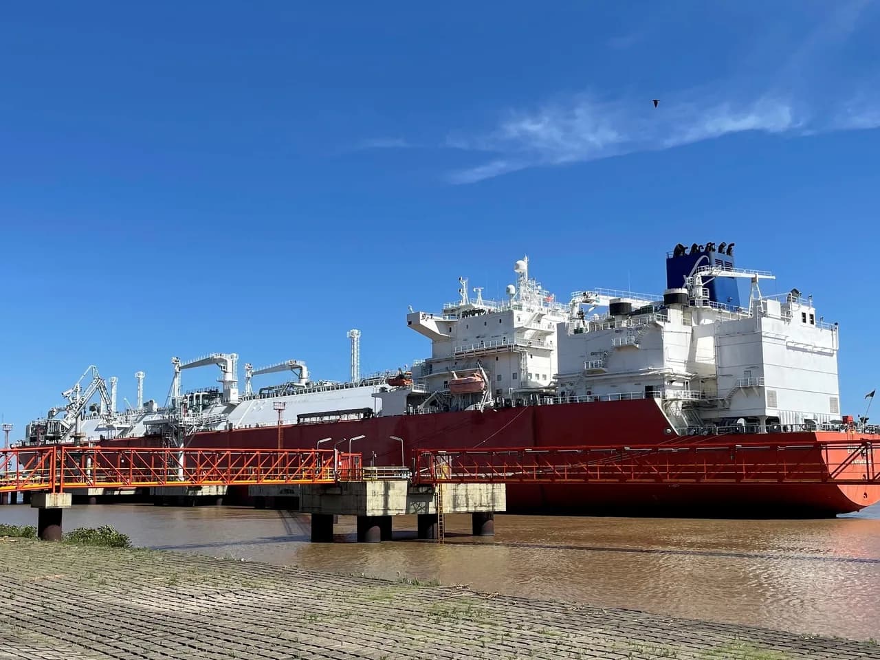El Gobierno posterga hasta 2027 la privatización de importaciones de GNL