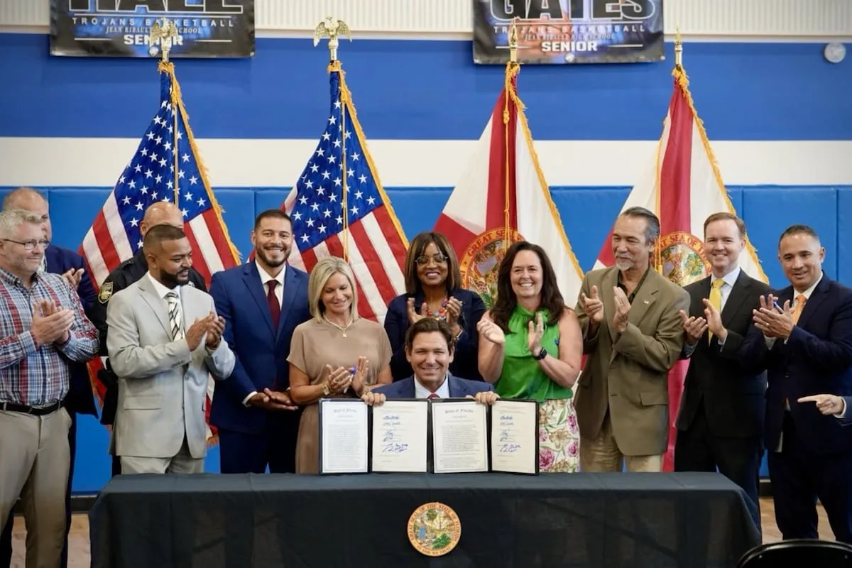 DeSantis firmó leyes para mejorar salarios de entrenadores en Florida