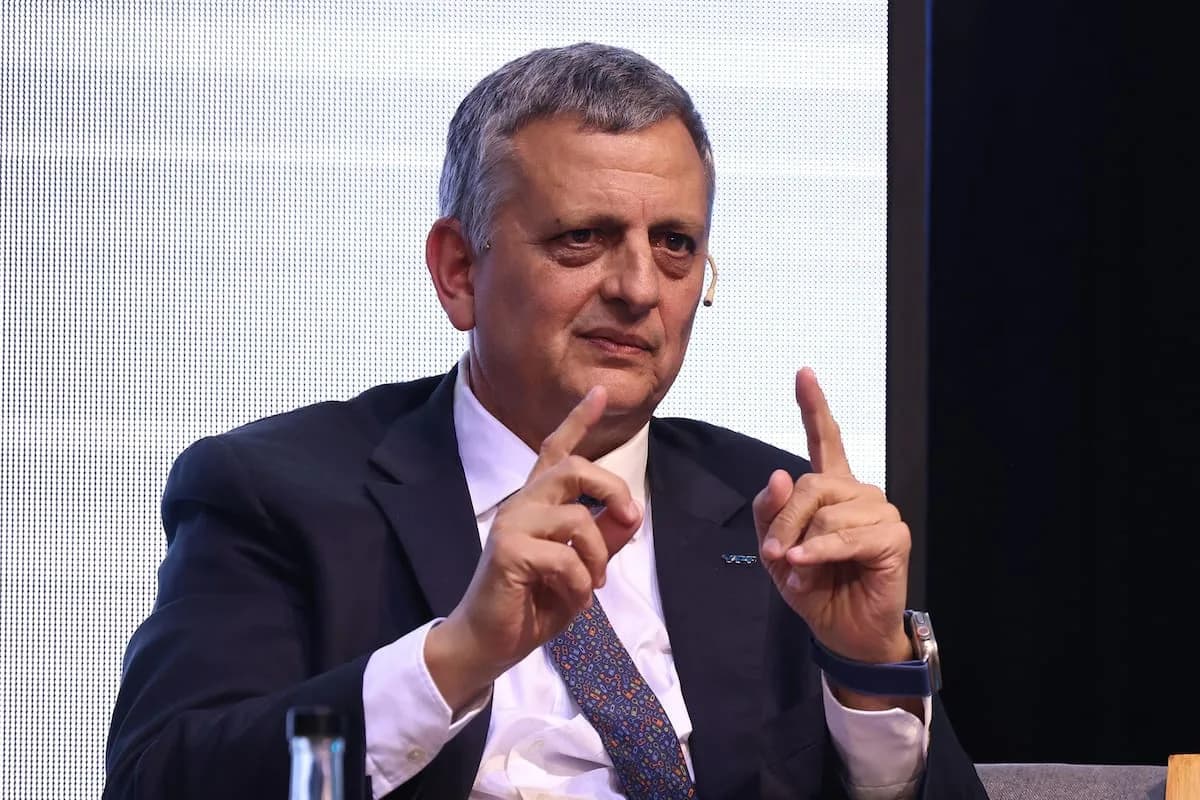 YPF prepara inversiones por el RIGI y un split accionario para democratizar la acción