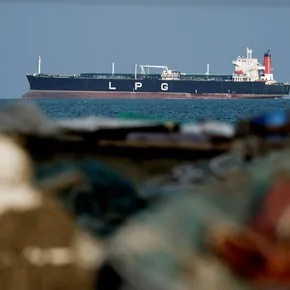 Barcos fantasma en el Estrecho de Ormuz: Irán usa técnica rusa para evadir bloqueos