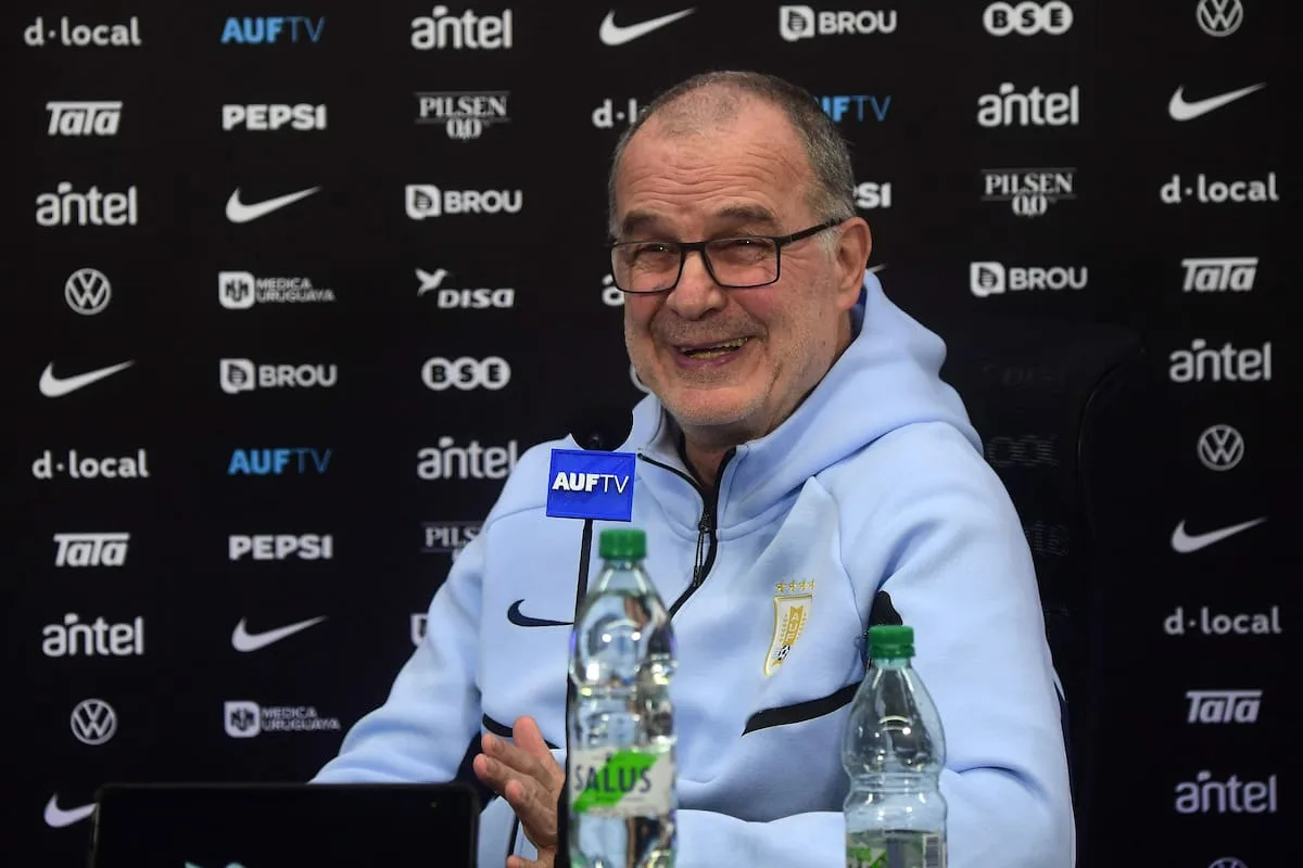 Bielsa en Uruguay: promesa económica, el caso Nández y las disculpas que no pide