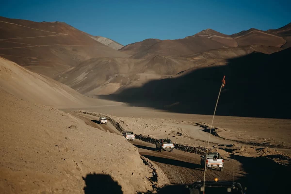 Vicuña enfrenta bloqueos de rutas y disputas por electricidad antes de iniciar construcción