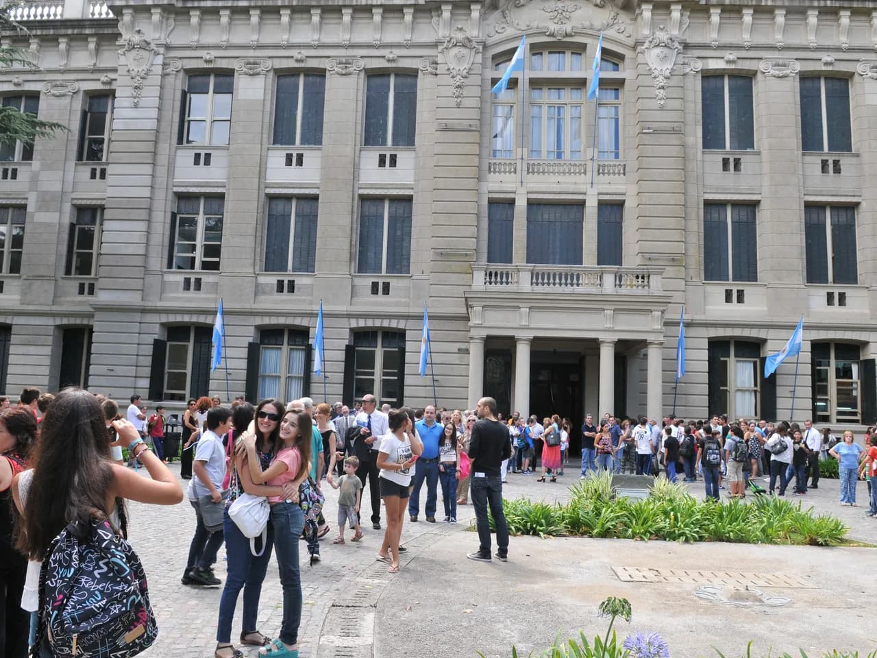 El Gobierno denuncia un acto del Instituto Patria en un colegio de La Plata
