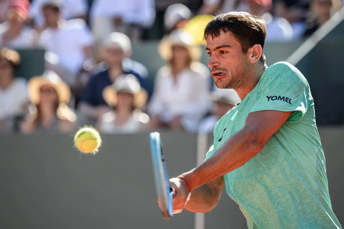 Navone debutó con autoridad en Roland Garros ante Brooksby