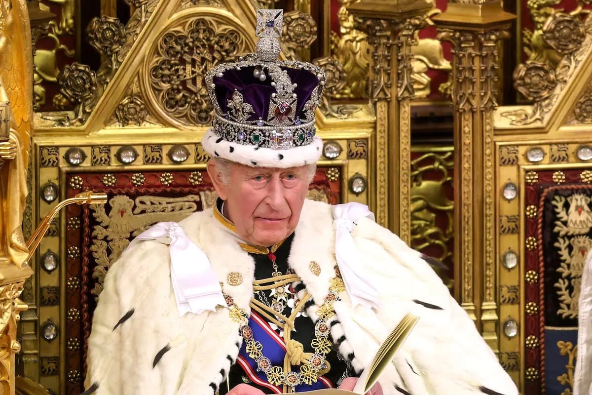 Carlos III abre el Parlamento británico mientras Starmer enfrenta rebelión interna