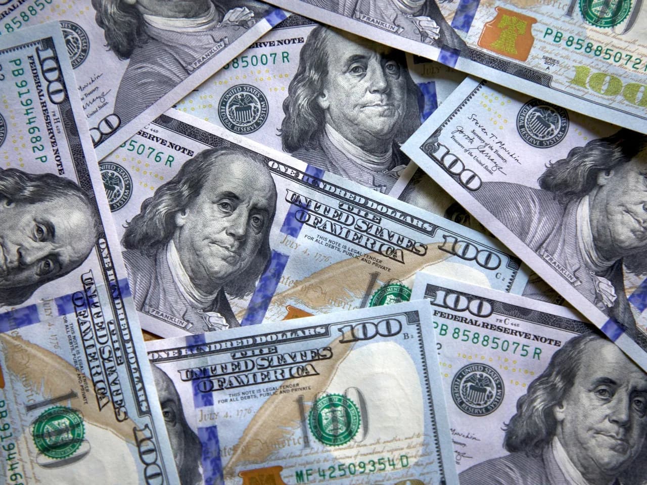 Dólar oficial y blue en alza: cerraron a $1.415 y $1.420