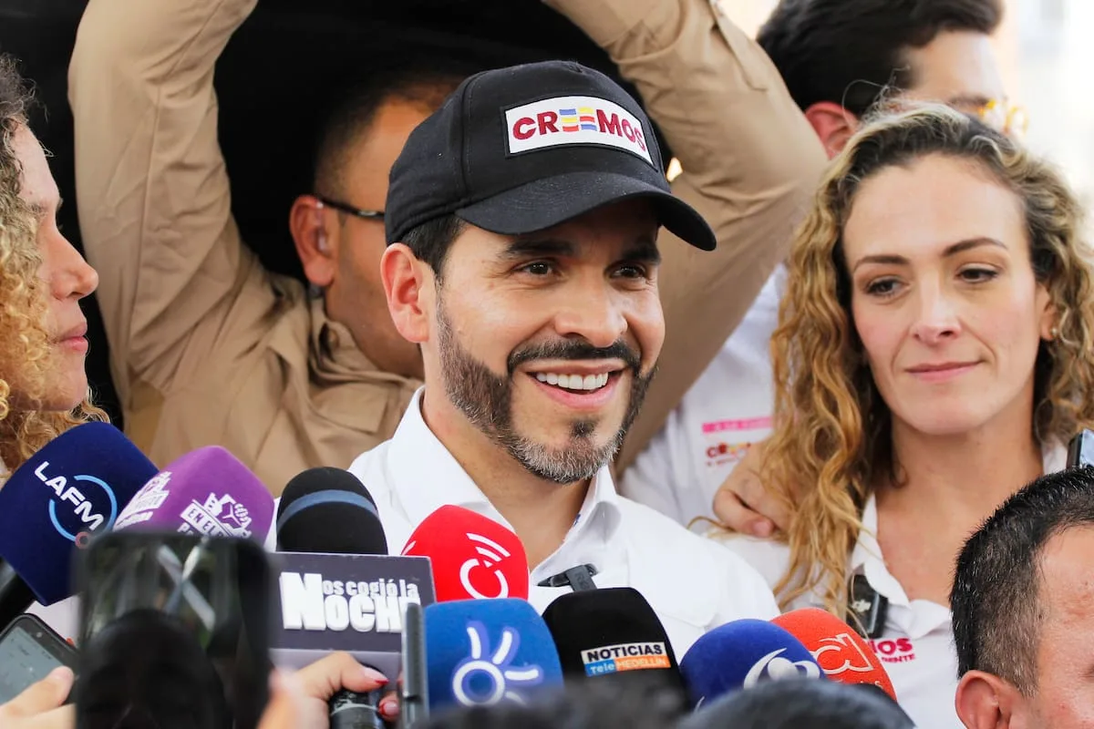 Candidato colombiano genera polémica por comentarios sexuales hacia periodista