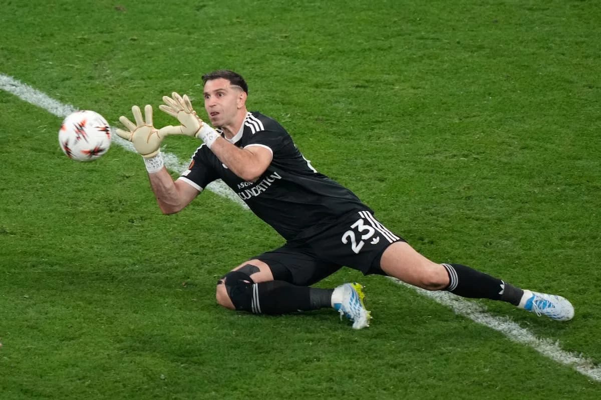 Dibu Martínez jugó la final de Europa League con un dedo fracturado