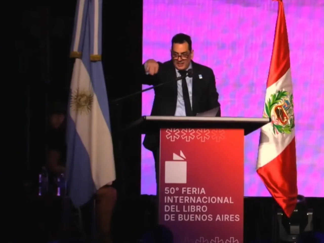 Cifelli fue abucheado en la inauguración de la Feria del Libro