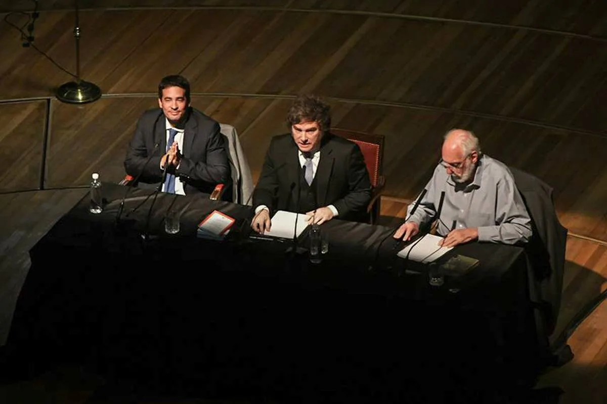 Milei critica el "exterminio" de Europa y abraza a Caputo en acto sobre Keynes