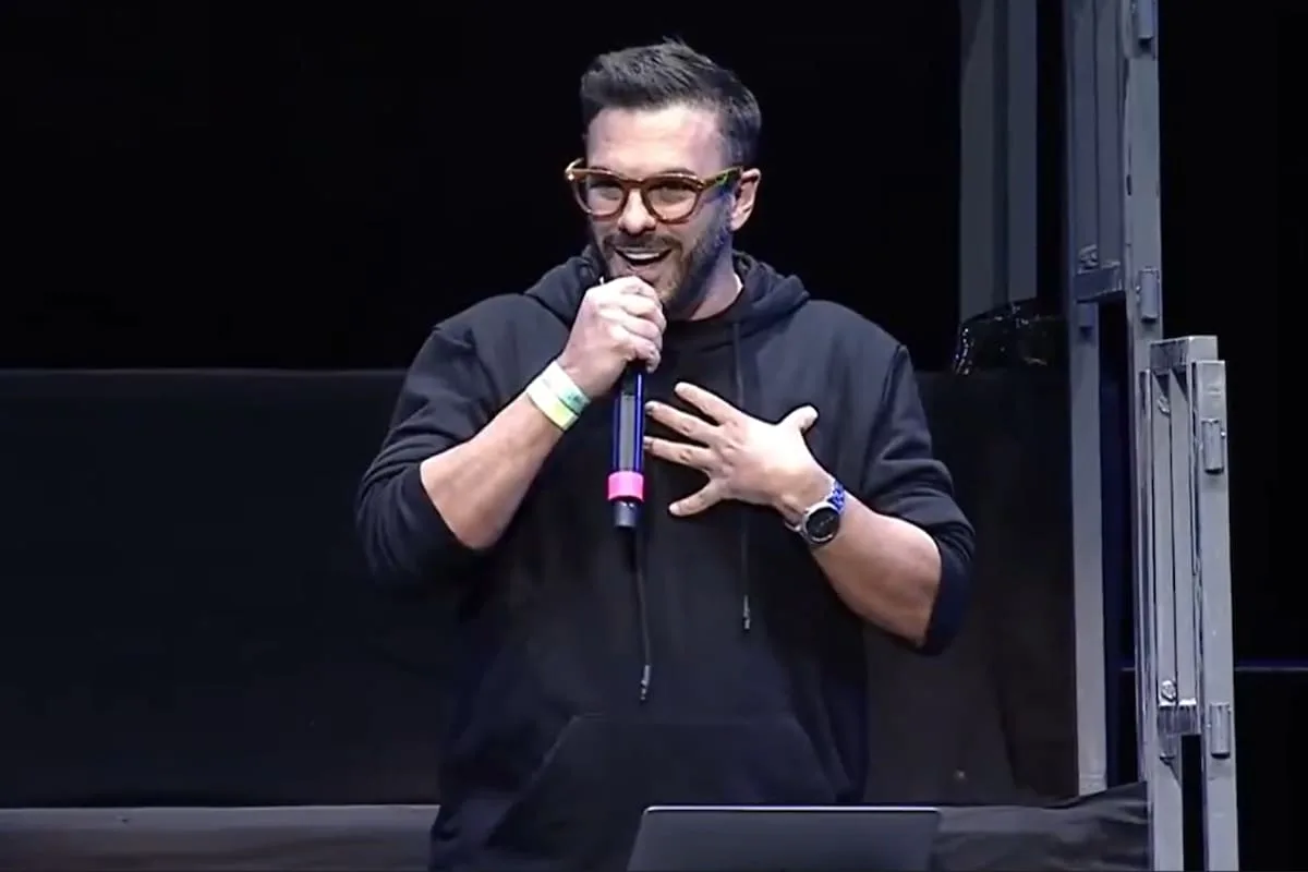 Abuchearon a Ariel Sbdar durante charla en el Movistar Arena