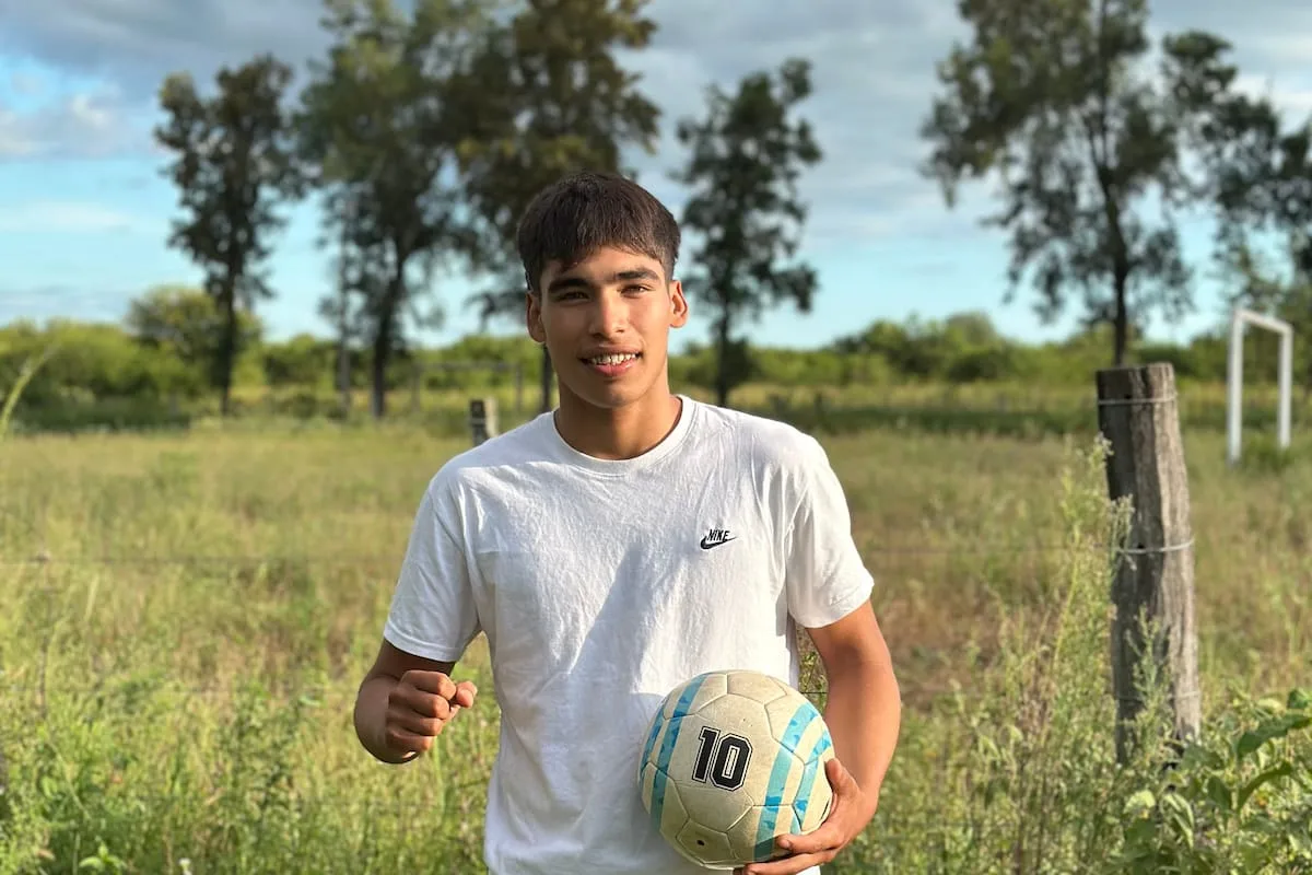 A los 18 años, entrena en el monte chaqueño y viajará a un mundial de fútbol