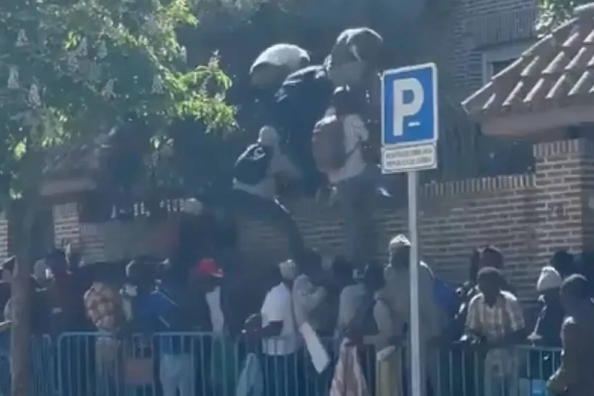 Caos en la embajada de Gambia en Madrid: inmigrantes irrumpieron por un certificado de regularización