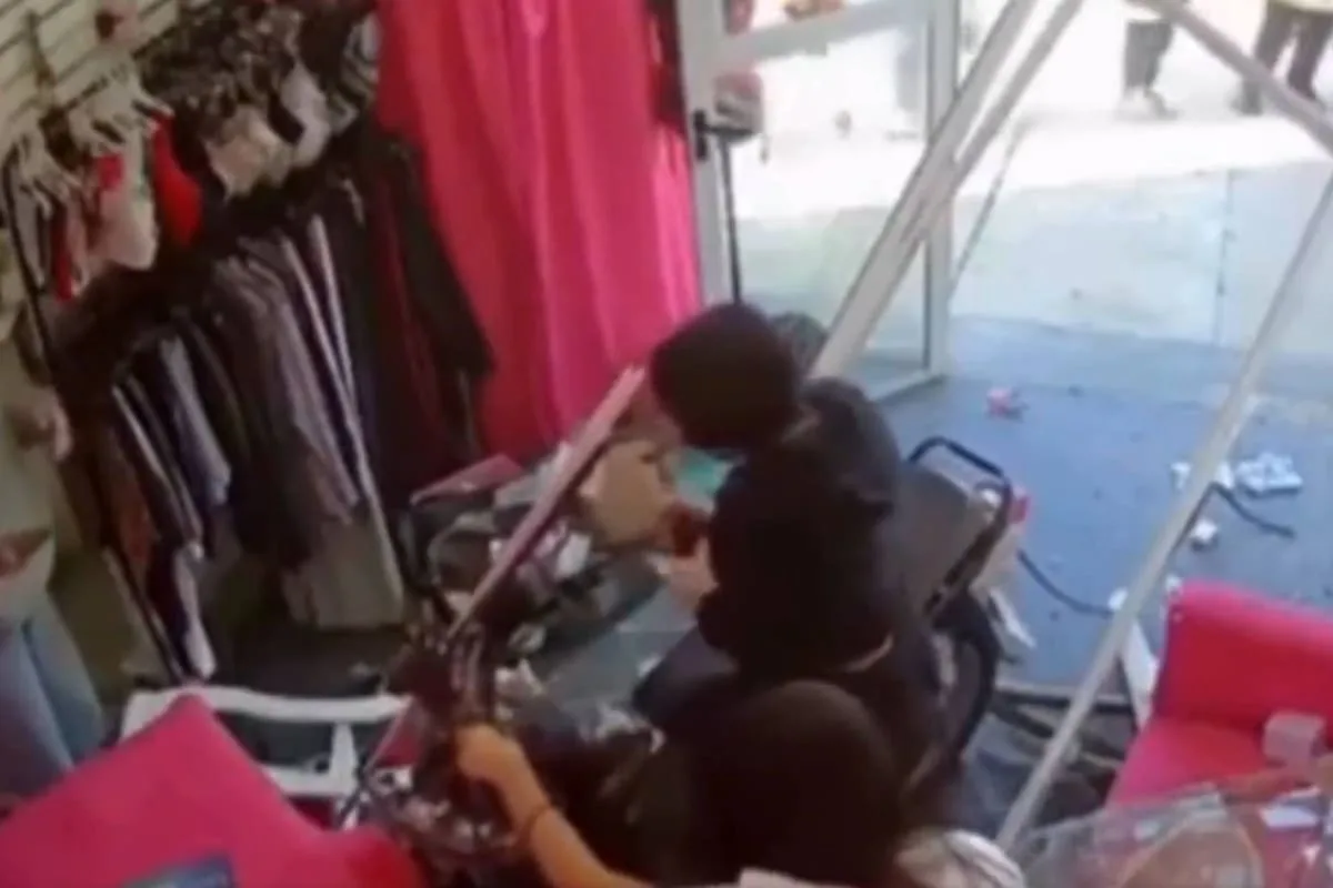 Dos adolescentes de 14 años chocaron en moto contra una lencería en Caseros