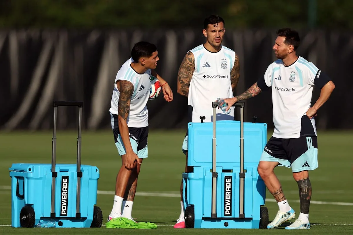 Messi diferenciado y Dibu sin guantes: así entrenó Argentina en Kansas