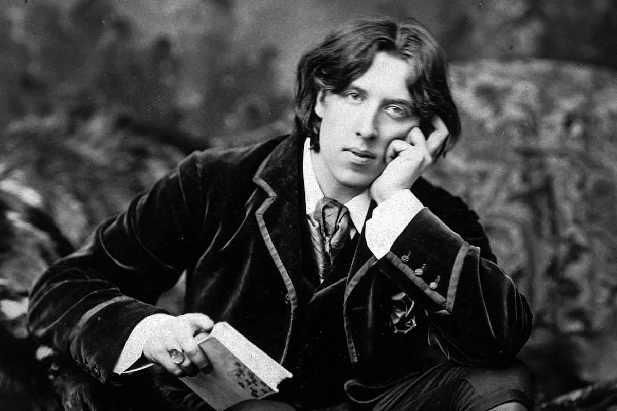 Oscar Wilde: “Un hombre puede vivir feliz con cualquier mujer, siempre y cuando no la ame”
