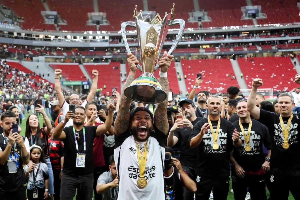 Una derrota, amenazas y un contrato de 25 millones de dólares para que Memphis Depay rescate a Corinthians