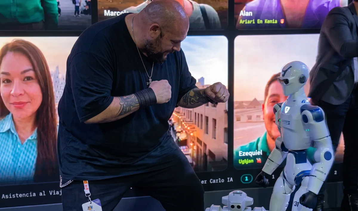 FIT 2026: probamos los robots humanoides que atienden en el stand de Coris