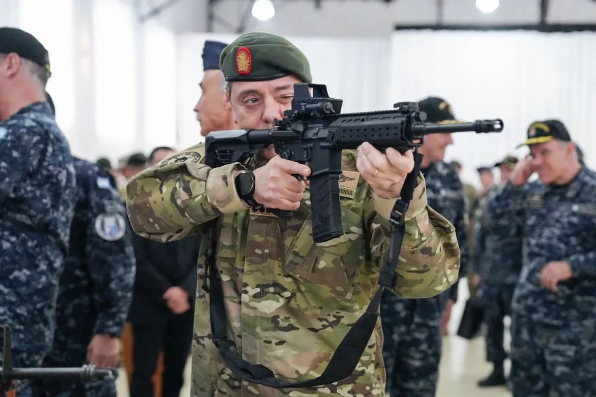 El Gobierno presentó los fusiles comprados a Israel para reemplazar a los clásicos FAL