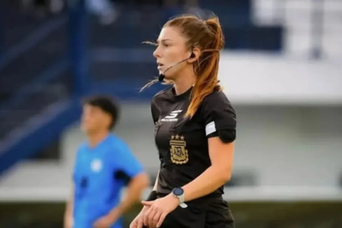 Ariadna Palacios, la primera mujer en dirigir un partido de la Primera B Metropolitana