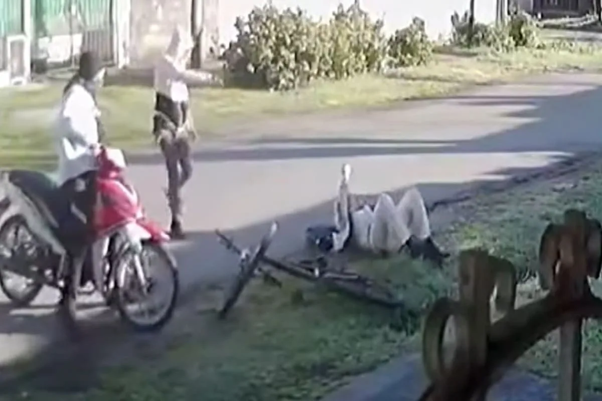 Dos motochorros le robaron la bicicleta a un joven y le dispararon pese a que no intentó resistirse