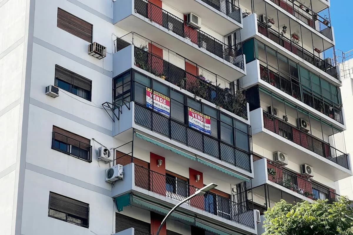 La Competencia falla a favor de RE/MAX y multa al colegio inmobiliario porteño con $290 millones