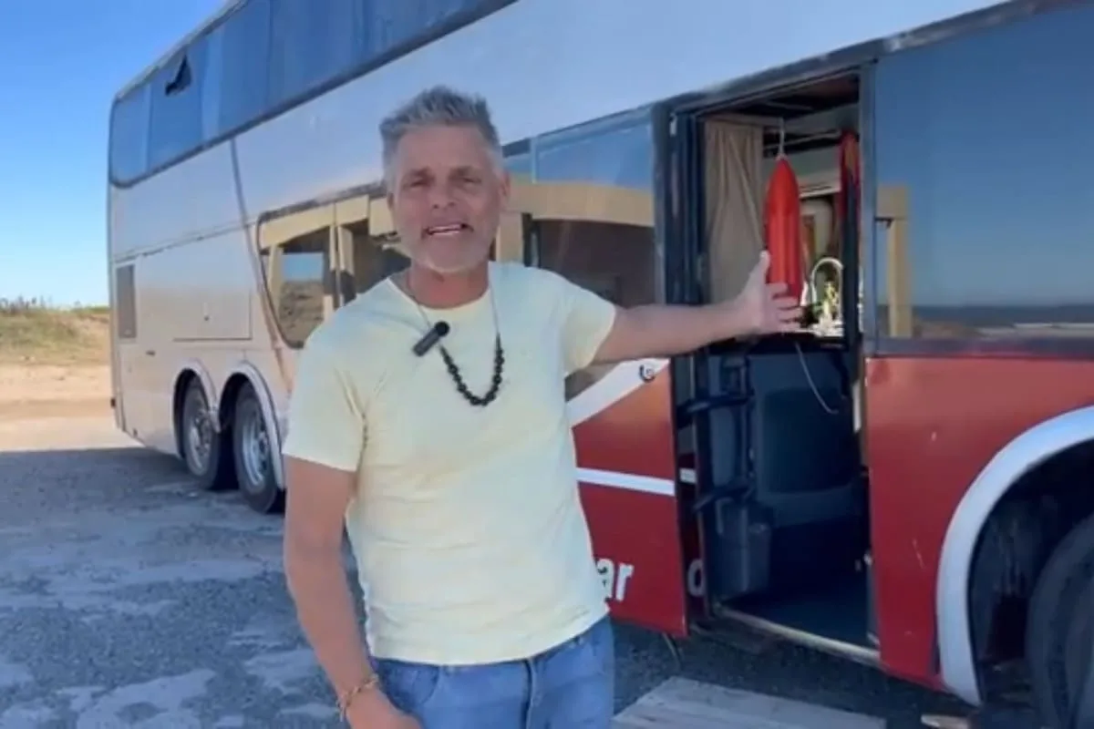 Jorge dejó la pizzería en Dolores y vive en un colectivo doble piso frente al mar en Punta Médanos